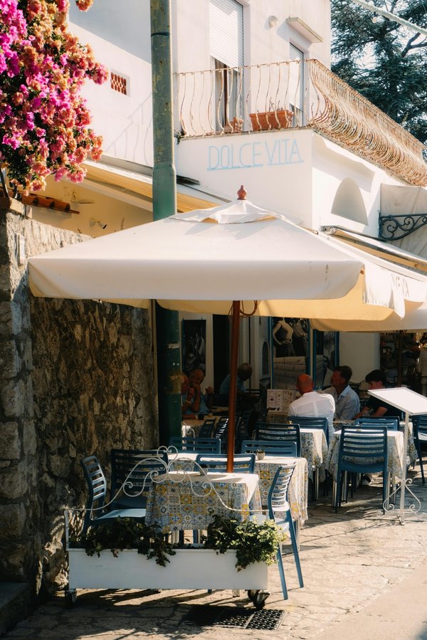 Location parasol dolce vita : élégance et confort pour vos événements